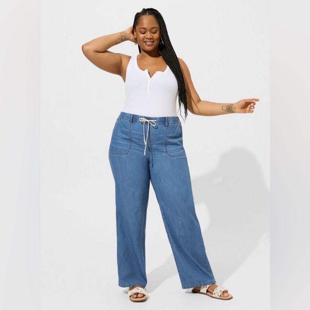 Torrid Pull-On Wide Leg Lightweight Jeans in Medium Wash, size 2 Short